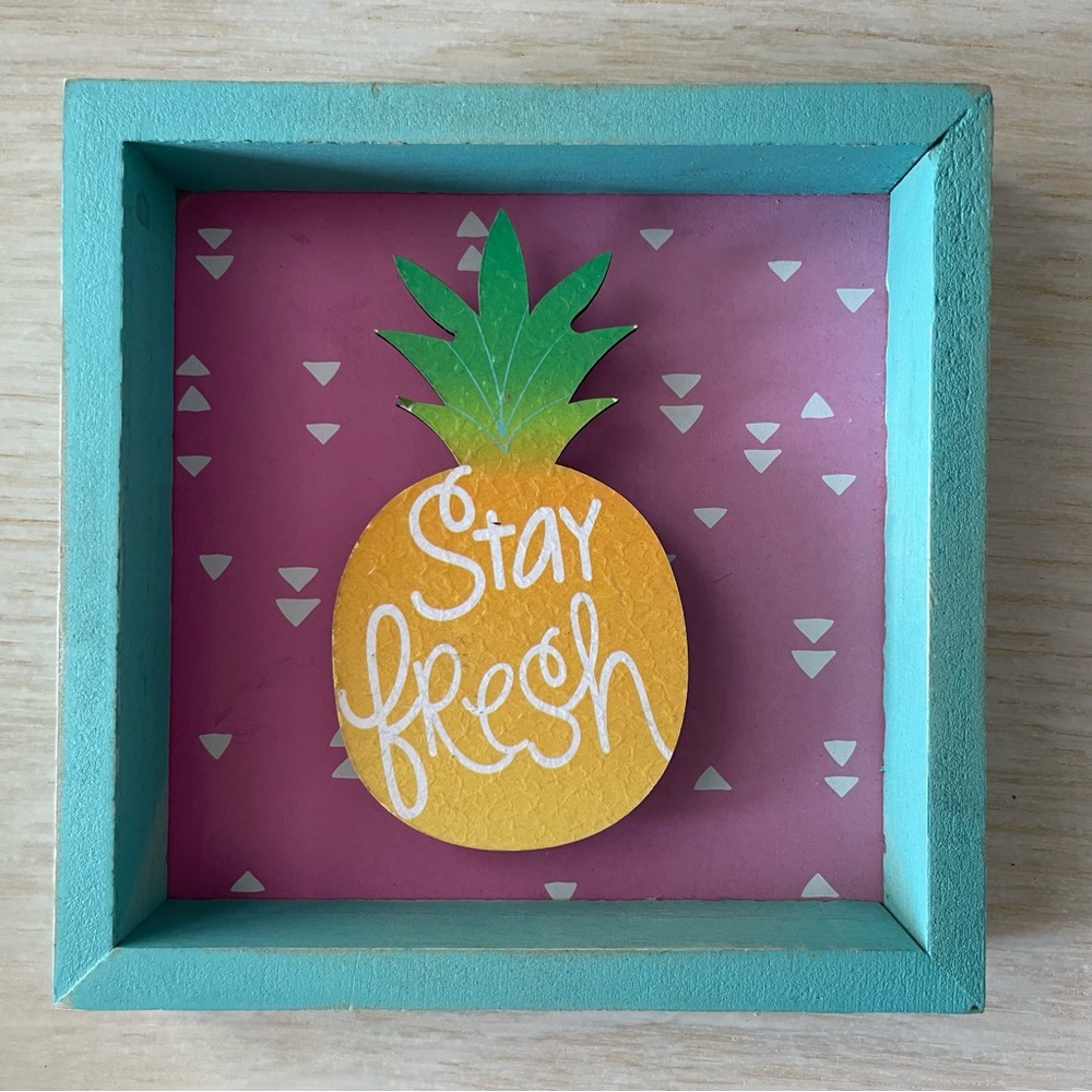 Square decorative sign with pineapple and “stay fresh” saying